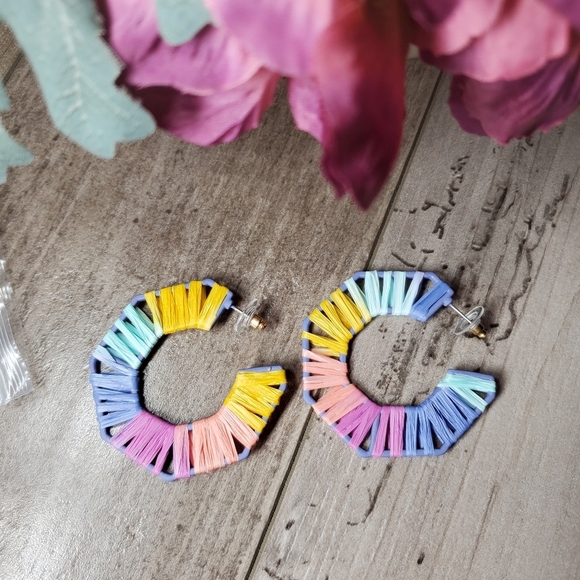 NWT Pastel Octogonal Raffia Open Hoop Earrings - Picture 2 of 14